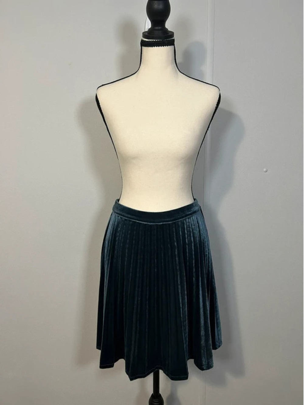Skies Are Blue Gray Velvet Pleated Mini Skirt Womenโs SP Petite